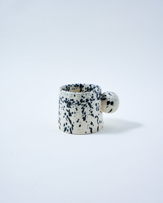 coffee mug with splatter effect and ball handle
